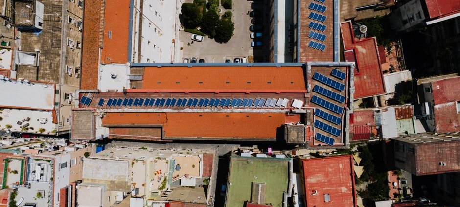 Flat roof solar integration: Managing risk through coordinated design